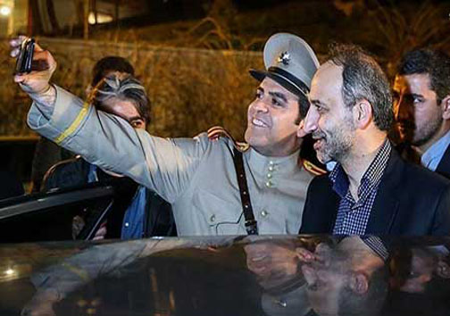 سلفی با سیاست مداران/عکس هایی از احمدی نژاد،عارف،سید حسن خمینی و دیگران