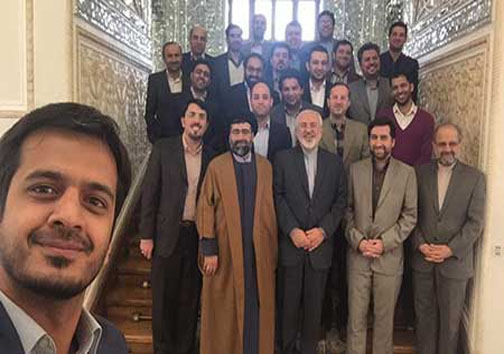 سلفی با سیاست مداران/عکس هایی از احمدی نژاد،عارف،سید حسن خمینی و دیگران