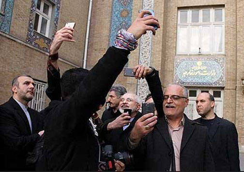 سلفی با سیاست مداران/عکس هایی از احمدی نژاد،عارف،سید حسن خمینی و دیگران
