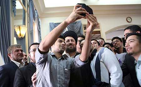 سلفی با سیاست مداران/عکس هایی از احمدی نژاد،عارف،سید حسن خمینی و دیگران