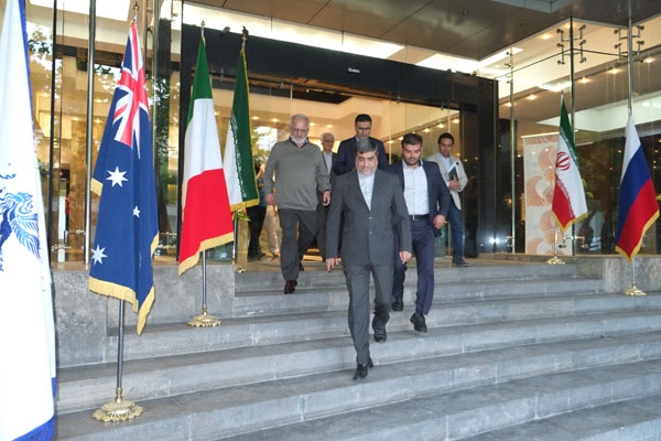 وزیر فرهنگ و ارشاد اسلامی با داوران بخش بین الملل جشنواره فجر دیدار کرد