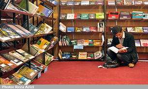 احمدی با "روبان قرمز" به نمایشگاه کتاب می‌آید
