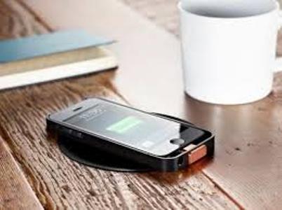 میزهایی که تلفن همراه را بی سیم شارژ می کنند