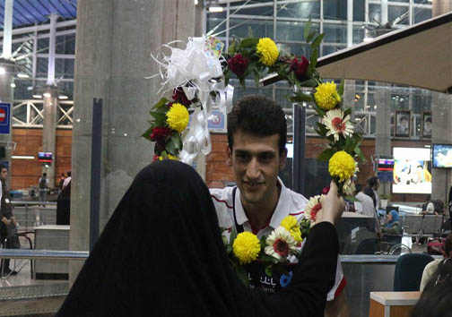 زیر 23 ساله&zwnj;ها با جام به ایران آمدند