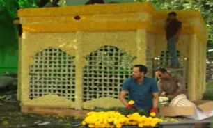 طراحی و گل‌آرايی نمونک ضريح امام حسين (ع) + فیلم