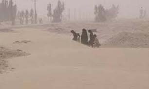 ماسه‌های روان زندگی را در شرق هرمزگان کُند کرده است
