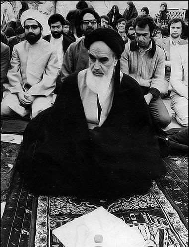 تصاویر کم&zwnj;تر دیده شده از امام&zwnj;خمینی(ره) در &laquo;نوفل لوشاتو&raquo;