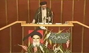 قرائت وصیت‌نامه امام (ره) توسط حضرت آیت‌الله خامنه‌ای + فیلم