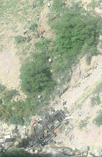 سقوط اتوبوس به دره چالوس 25 کشته و 13 زخمی بجا گذاشت/ علت حادثه نقص در ترمز اتوبوس اسکانیا