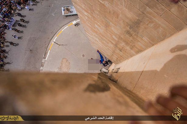 داعش 3 عراقی را از ارتفاع 100 متری پرتاب کرد +عکس