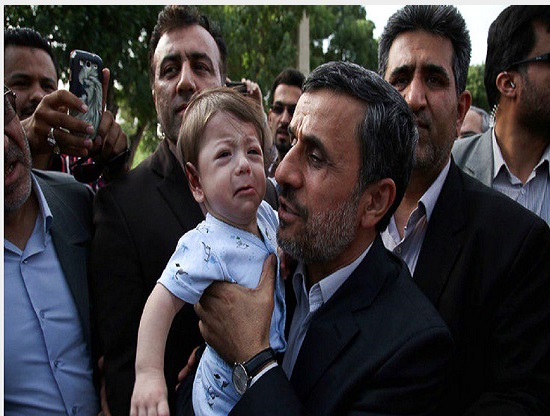 تلاش محمود احمدی&zwnj;نژاد برای آرام کردن کودک گریان + عکس