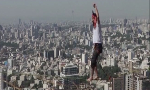 ماجراجویی دو جوان در آسمان بدون چتر + فیلم