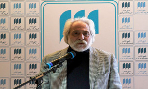 بايد كتاب هاي علوم انساني منطبق با فرهنگ خود را فراهم كنيم