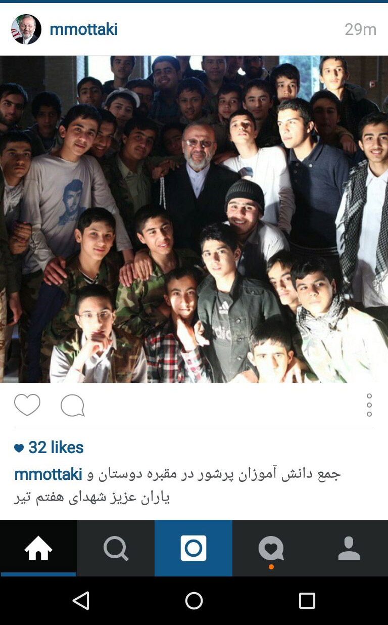 سلفی متکی با دانش آموزان