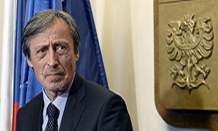 پرتاب یک بمب بنزینی به خانه وزیر دفاع چک