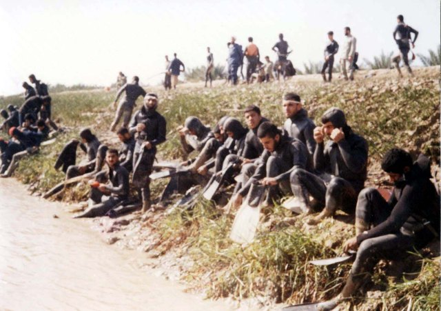 175 غواص با دستان بسته