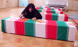 در خاک آرمیدن با دستانی بسته... + عکس