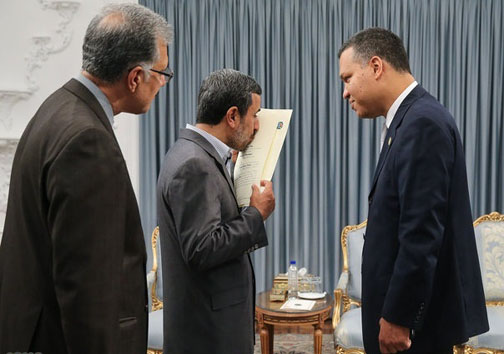 حرکت عجیب احمدی نژاد+عکس