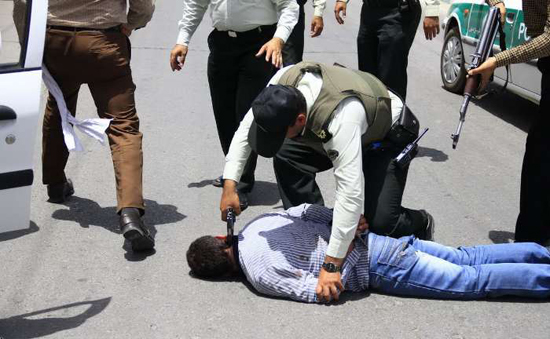 جزییات دستبرد مسلحانه به بانک مسکن اصفهان/ سارقان با تیر پلیس مجروح شدند