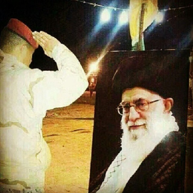 احترام نظامی افسر عراقی به عکس رهبر انقلاب