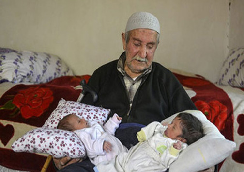 پیرمرد ترکیه ای صاحب دوقلو شد + عکس