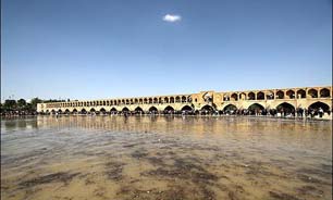 آب در زاینده رود همچنان جاری است