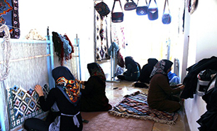 افتتاح کارگاه گلیم بافی در خانه دکتر صالحی هرات