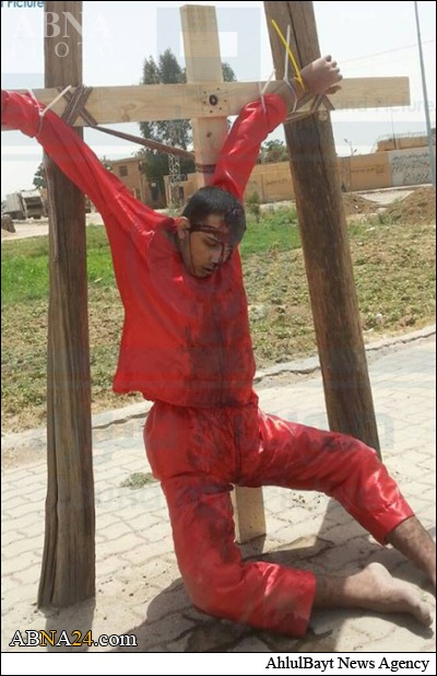 جوان عراقی  پس از اعدام توسط داعش به صلیب کشیده شد