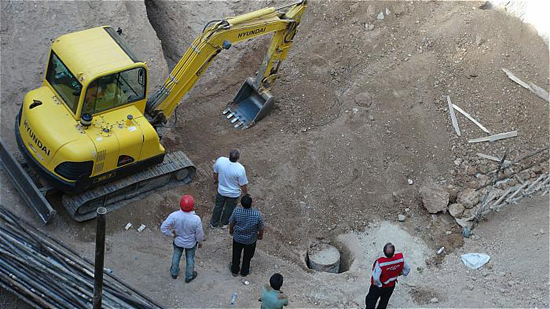 مرگ دردناک کارگر جوان زیر خروار&zwnj;ها خاک/ جسد پسر جوان پس از 7 تلاش آتش&zwnj;نشان بیرون کشیده شد+ تصاویر