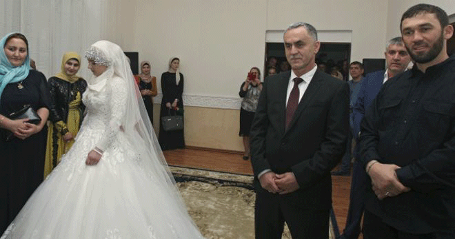 اجازه ندهید زنانتان از واتس&zwnj;اپ استفاده کنند