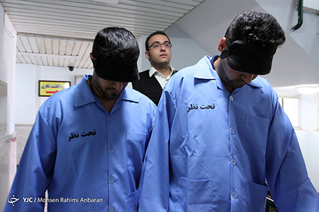 عاملان زورگیری از 70 خانم در مشهد دستگیر شدند/ سرکرده با گلوله پلیس به زانو نشست