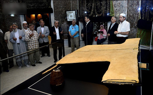 خرقه منتسب به پیامبر اکرم(ص)/تصاویر