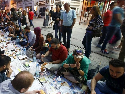 سفره های افطاری در سراسر جهان+تصاویر
