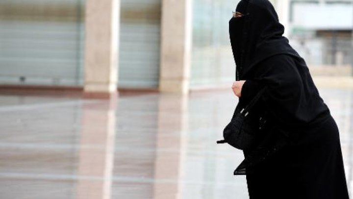 تعرض پلیس عربستان به یک زن سعودی + عکس