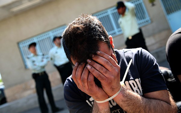 زورگیری از دختران در ساعت 12:30 / پسر 19 ساله بازهم به زندان برمیگردد زورگیری از دختران در ساعت 12:30 / پسر 19 ساله بازهم به زندان برمیگردد