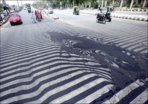آب شدن آسفالت در خیابانهای هند به دلیل گرما