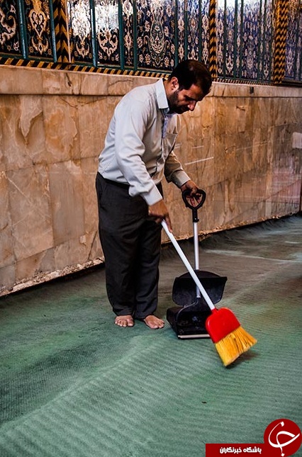 غبارروبی صحن مطهر حسینی به مناسبت حلول ماه رمضان + تصاویر