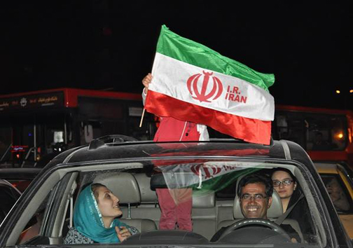 شادی مردم تهران در خیابانها به مناسبت پیروزی تیم والیبال +عکس