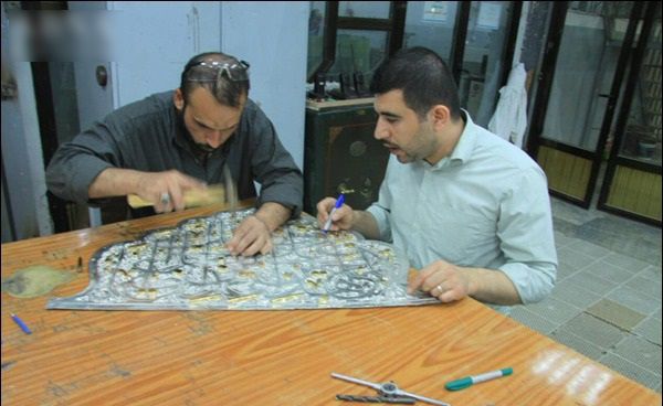 انجام مراحل پایانی ساخت درب ضریح جدید حرم حضرت عباس(ع) + تصاویر