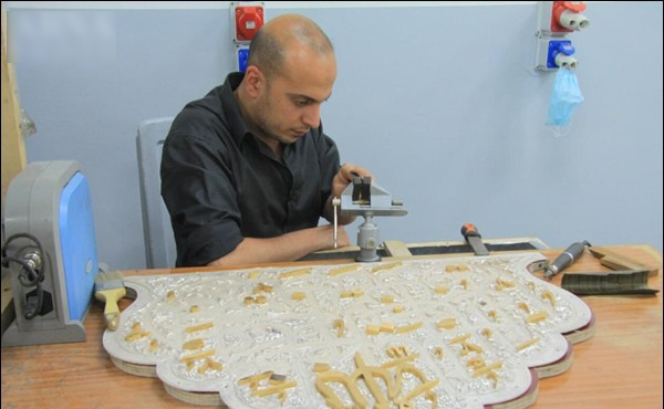 انجام مراحل پایانی ساخت درب ضریح جدید حرم حضرت عباس(ع) + تصاویر