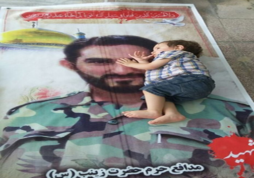 فرزند شهید مدافع حرم در آغوش پدر+تصویر