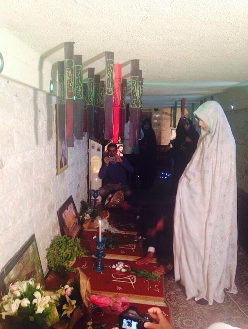 زوج جوان مراسم عقد خود را در کنار شهدا برگزار کردند+تصاویر زوج جوان مراسم عقد خود را در کنار شهدا برگزار کردند+تصاویر