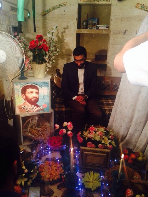 زوج جوان مراسم عقد خود را در کنار شهدا برگزار کردند+تصاویر زوج جوان مراسم عقد خود را در کنار شهدا برگزار کردند+تصاویر