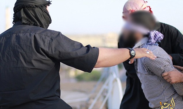 داعش 4 نفر را از فراز ساختمانی بلند به پایین پرتاب کرد