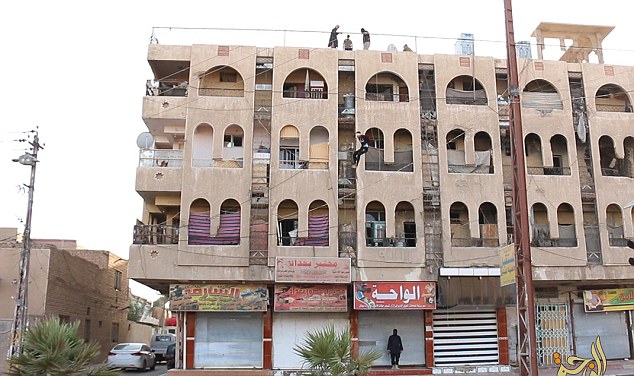 داعش 4 نفر را از فراز ساختمانی بلند به پایین پرتاب کرد