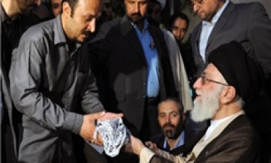 مقام معظم رهبری کدام شعر را در جمع شاعران خواندند؟ / کدام شاعر درخواست دیافت چفیه رهبر انقلاب را کرد؟