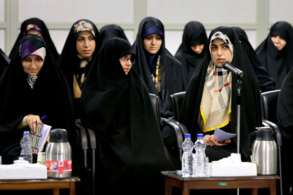 تحسین رهبری از شعرخوانی دختر دانشجو