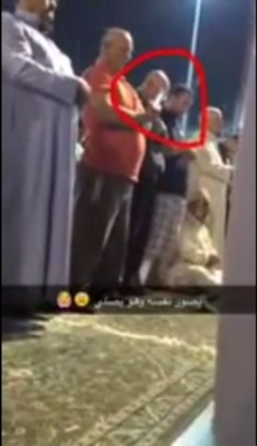 سلفی هنگام نماز خواند
