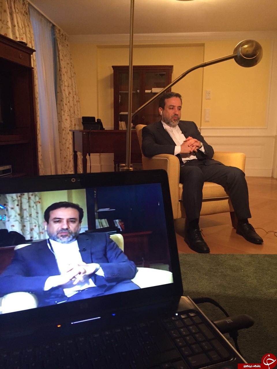 پشت صحنه حضور عراقچی در گفتگوی تلویزیونی + تصاویر