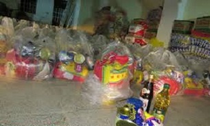توزیع سبدغذایی درمیان خانواده های زیرپوشش نهادهای حمایتی در بانه
